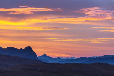 Dağlarda manzaralı günbatımı. Güzel doğal arkaplan.