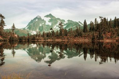 Washington, ABD 'de Shuksan Dağı yansımalı Scenic Picture Gölü