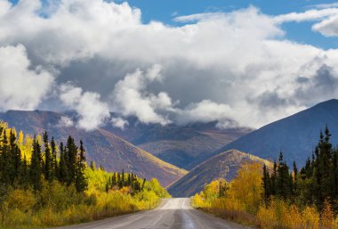 Sonbahar mevsiminde dağ yolu, Alaska