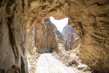Peru 'daki kanyonda tüneller