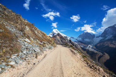 Peru 'daki Cordillera dağlarındaki manzara yolu. Seyahat arkaplanı.