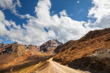 Peru 'daki Cordillera dağlarındaki manzara yolu. Seyahat arkaplanı.