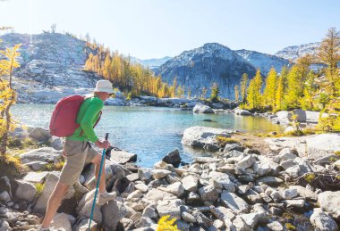 Sonbahar dağlarında yürüyüş. Sonbahar mevsimi teması.