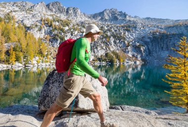 Sonbahar dağlarında yürüyüş. Sonbahar mevsimi teması.
