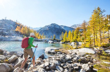 Sonbahar dağlarında yürüyüş. Sonbahar mevsimi teması.