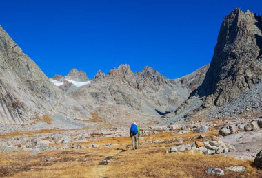 Sonbahar dağlarında yürüyüş. Sonbahar mevsimi teması.