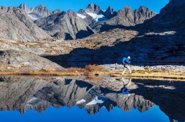 Sonbahar dağlarında yürüyüş. Sonbahar mevsimi teması.