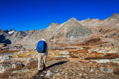 Sonbahar dağlarında yürüyüş. Sonbahar mevsimi teması.