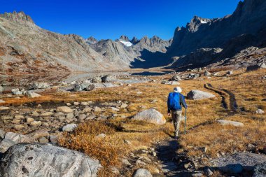 Sonbahar dağlarında yürüyüş. Sonbahar mevsimi teması.