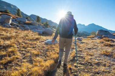 Sonbahar dağlarında yürüyüş. Sonbahar mevsimi teması.