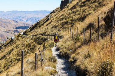 Cordillera dağlarında yürüyüşçü, Peru, Güney Amerika