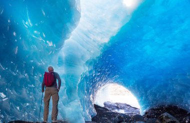 Yüksek dağlardaki buz mağarası, Kanada