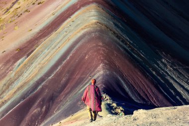 Vinicunca, Cusco Bölgesi, Peru 'da yürüyüş sahnesi. Montana de Siete Renkleri, Gökkuşağı Dağı.