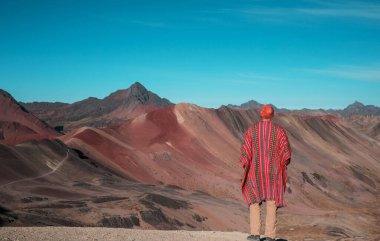 Vinicunca, Cusco Bölgesi, Peru 'da yürüyüş sahnesi. Montana de Siete Renkleri, Gökkuşağı Dağı.