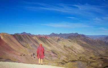 Vinicunca, Cusco Bölgesi, Peru 'da yürüyüş sahnesi. Montana de Siete Renkleri, Gökkuşağı Dağı.