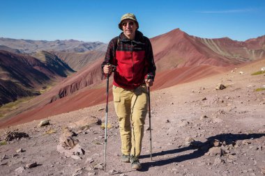 Vinicunca, Cusco Bölgesi, Peru 'da yürüyüş sahnesi. Montana de Siete Renkleri, Gökkuşağı Dağı.