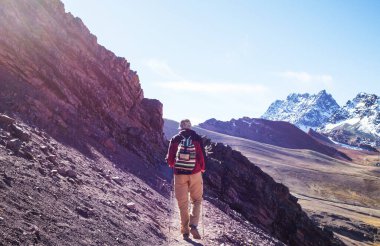 Vinicunca, Cusco Bölgesi, Peru 'da yürüyüş sahnesi. Montana de Siete Renkleri, Gökkuşağı Dağı.