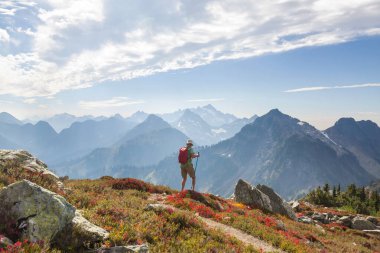 Yaz dağlarında gezginler