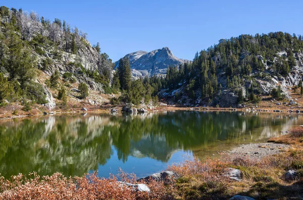 Yaz mevsiminde dağlarda huzur gölü. Güzel doğal manzaralar..