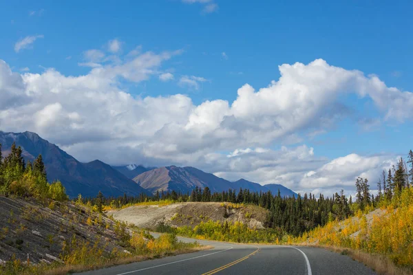 美国阿拉斯加州的风景大道 戏剧性的观景云 — 图库照片