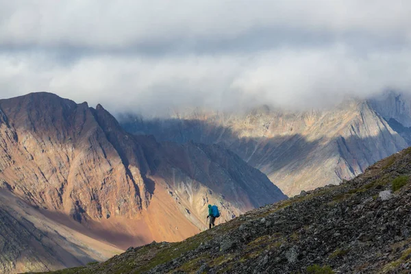 Hiker Beautiful Mountains Tombstone Territorial Park Yukon Canada — Fotografia de Stock