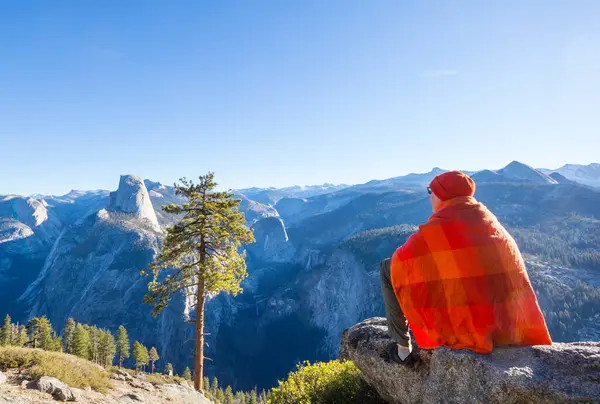 Caminhante Desfrutando Vista Parque Nacional Yosemite Califórnia Eua — Fotografia de Stock