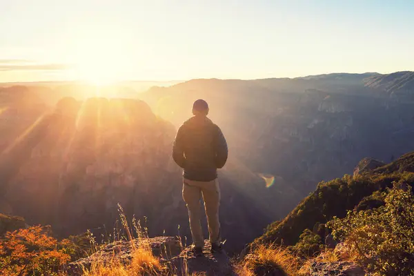 Mannen Overzicht Prachtige Bergen Bij Zonsondergang Mexico — Stockfoto