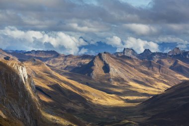 Peru 'daki And Dağları' ndaki (veya Güney Cordilleras 'taki) güzel dağlar