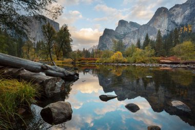 Yosemite Ulusal Parkı, Kaliforniya, ABD 'de güzel bir sonbahar sezonu