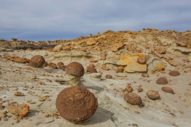 Bisti çorak arazilerindeki alışılmadık çöl manzaraları, De-na-zin vahşi doğa alanı, New Mexico, ABD