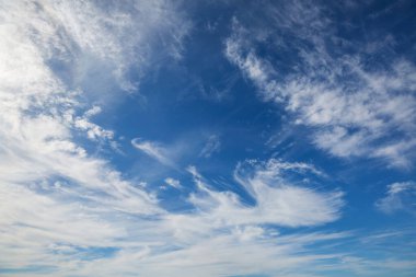 Güneşli arka plan, beyaz bulutlu mavi gökyüzü, doğal arkaplan.