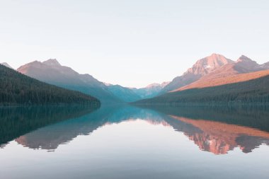 Güzel Bowman göl yansıması muhteşem dağların buzul Milli Parkı, Montana, ABD ile.