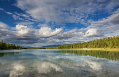 Kanada'da dağ gölü sakin sahne