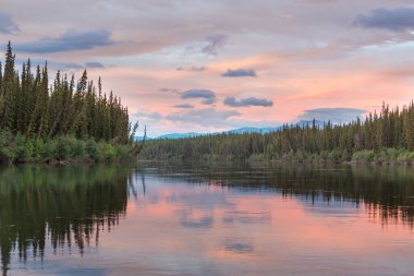 Kanada'da dağ gölü sakin sahne