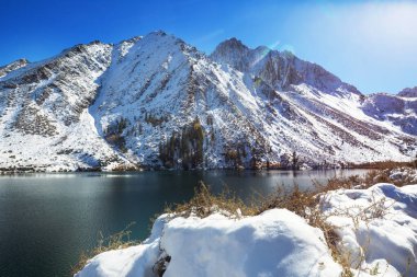 Kış erken dağlarında güzel bir doğa manzarası. Sierra Nevada manzaraları. ABD, Kaliforniya. Seyahat ve kış tatili geçmişi.