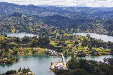 Guatape gölü manzaralı, Kolombiya, Güney Amerika