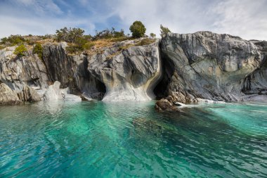 General Carrera, Patagonya, Şili gölünde alışılmadık mermer mağaraları. Carretera Austral seyahat.