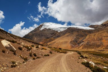 Peru 'daki Cordillera dağlarındaki manzara yolu. Seyahat arkaplanı.