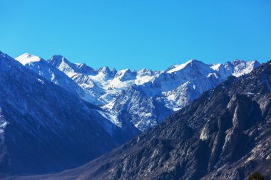 Kaliforniya, ABD 'deki Sierra Nevada dağları. Kış başları.