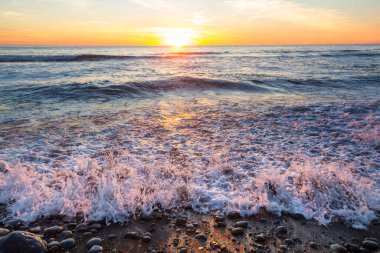 Kumsalda mavi dalga. Dramatik doğal arka plan.