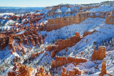 Kış mevsiminde Bryce Canyon Ulusal Parkı 'nın renkli pembe kayaları Utah, ABD