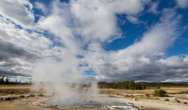 İlham verici doğal bir geçmiş. Yellowstone Ulusal Parkı 'ndaki havuz ve gayzer alanları, ABD.
