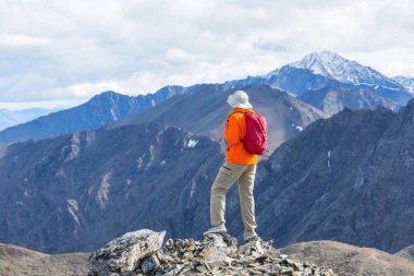 Kanada dağlarında yürüyüş yapan adam. Yürüyüş, Kuzey Amerika 'da popüler bir eğlence aktivitesidir. Bir sürü pitoresk yol var..