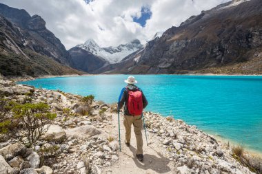 Cordillera dağlarında yürüyüşçü, Peru, Güney Amerika