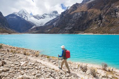 Cordillera dağlarında yürüyüşçü, Peru, Güney Amerika