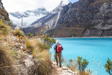 Cordillera dağlarında yürüyüşçü, Peru, Güney Amerika