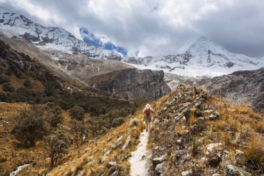 Cordillera dağlarında yürüyüşçü, Peru, Güney Amerika