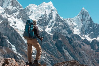Cordillera dağlarında yürüyüşçü, Peru, Güney Amerika