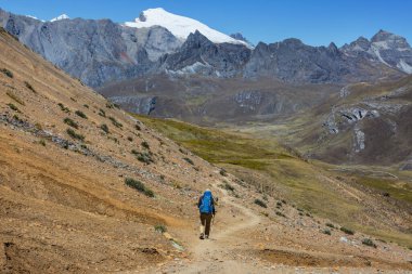 Cordillera dağlarında yürüyüşçü, Peru, Güney Amerika