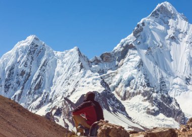 Cordillera dağlarında yürüyüşçü, Peru, Güney Amerika